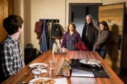 (v.li.): Freddie Highmore (Dr. Shaun Murphy), Julie Warner (Pam Dilallo), Barclay Hope (Mike Dilallo), Paige Spara (Lea Dilallo).
