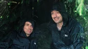 v.li.: Marco und Armin versuchen sich vor dem Regen zu schützen. Die gute Laune vergeht ihnen aber bald. Langsam wird es kalt und bis jetzt haben sie noch kein Feuer hingekriegt.