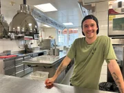 Der Protagonist und Haubenkoch Lukas Neier in seiner Küche während ServusTV‘s „Heimatleuchten – Hochgefühl mit Bodenhaftung - Serfaus Fiss Ladis“