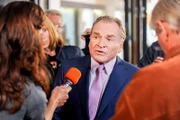 Frau Lüders Mann wurde entführt. Die Presse reißt sich um Neuigkeiten. Wöller (Fritz Wepper) wie immer mit Blackout angesichts einer Kamera