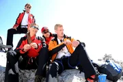 Nach dem Tod von Stefan versuchen die Bergretter Michael Dörfler (Robert Lohr, l.) Bea Kleinert (Paula Paul, 2.v.l.) und Toni Stössl (Stephan Zinner, 2.v.r.), den traurigen Andreas (Martin Gruber, r.) wieder aufzumuntern.