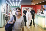 Das Roma-Mädchen Samira (Almila Bagriacik, im Vordergrund) hat kein Vertrauen zur Polizei.