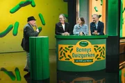 Jan Böhmermann (r.) und Kandidat Benny (l.) stehen gemeinsam mit Hugo Egon Balder (2.v.l.) und Janine Michaelsen (2.v.l.) in der "Sendung Lass dich überwachen!"