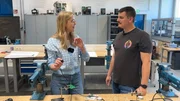 Mechatroniker Mathias zeigt Lena, wie sie löten muss. Mechatroniker Mathias zeigt Lena, wie sie löten muss.