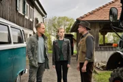 Micha Oberländer (Matthias Koeberlin, l.) und Hannah Zeiler (Nora Waldstätten, M.) unterhalten sich mit Oliver Schlösser (Robert Stadlober, r.)