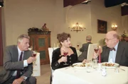 "Schlosshotel Orth", "Heißhunger." Wenzel ist in Vorbereitungen zu einem eleganten Galadiner, bei dem Gaby Ollinger die Oberaufsicht über die Weine hat. Jacob ist sofort von der hübschen patenten Frau fasziniert. Georg und Andrea tragen sich mit dem Gedanken gemeinsam die Leitung des Nationalparks zu übernehmen. Ein Gedanke, den Fanny besonders schrecklich findet. Eine Trennung von ihrer Nichte Rosa kann sie sich kaum vorstellen. Das Galadiner lockt allerdings nicht nur geladene Gäste an. Herbert, der von seiner Frau auf strenge Diät gesetzt ist, schleicht sich nächstens in den Keller zum Gustieren.Im Bild (v.li.): Klaus Wildbolz (Wenzel Hofer), Monika Baumgartner (Irma Loderer), Gert Haucke (Herbert Loderer).