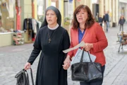 Ein Wagen rast an Schwester Hanna (Janina Hartwig, li.) und Erika Lüders (Gundi Ellert) vorbei.