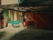 Peppi (Nico Marischka) kann nicht fassen, was er aus seinem Versteck heraus beobachtet.