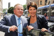Wöller (Fritz Wepper) und Schwester Hanna (Janina Hartwig) auf dem Weg zur Adoptionsvermittlungsagentur.