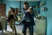 vorne-hintern: Detective Sergeant Henry Graff (Aden Young), Detective Sergeant Frankie Bateman (Kathleen Munroe)