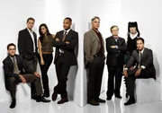 (6. Staffel) - Die Mitglieder des Naval Criminal Investigation Service: Leon Vance (Rocky Carroll, 4.v.l.), Tim McGee (Sean Murray, 2.v.l.), Dr. Donald Mallard (David McCallum, 3.v.r.), Anthony DiNozzo (Michael Weatherly, r.), Abby Sciuto (Pauley Perrette, 2.v.r.), Leroy Gibbs (Mark Harmon, 4.v.r.), Ziva David (Cote de Pablo, 3.v.l.) und Jimmy Palmer (Brian Dietzen, l.) ...