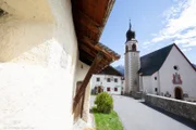Fiss Dorf während des Sommers für ServusTV‘s „Heimatleuchten – Hochgefühl mit Bodenhaftung - Serfaus Fiss Ladis“ im September 2024, Serfaus, Tirol, Österreich.