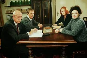 Vinzenz Strobel (Heinz Trixner, 1.v.li.) vertritt Robbis Vater, Michel Steffen (Hans Heller, 2.v.li.), der ebenfalls um das alleinige Sorgerecht für seinen Sohn Robbi kämpft. Fanny (Nicole Beutler, 2.v.re.) vertritt inga Steffen (Katherina Stemberger, ganz re.).