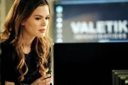 Sam (Rachel Bilson)