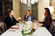 Jenny (Kaja Schmidt-Tychsen) macht Niclas (Ron Holzschuh, l.) in Gegenwart von Richard (Silvan Pierre Leirich) klar, dass er Deniz mit seinem Alleingang vor den Kopf gestoßen hat.