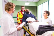Finn (Christopher Kohn) und Pauline (Maike Johanna Reuter) kümmern sich um Moritz' Vater Dan (Ricky Watson), der einen Schwächeanfall erlitten hat.