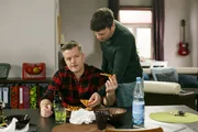 Ingos (André Dietz, l.) Frust bricht sich Ben (Jörg Rohde) gegenüber Bahn ...