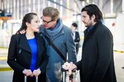 Christoph (Lars Korten, M.) wappnet sich gemeinsam mit Elena Fernandez (Lo Rivera) und Maximilian (Francisco Medina) angespannt für seine gefährliche Mission.