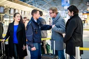 Christoph (Lars Korten, 2.v.r.) wird in Gegenwart von Elena Fernandez (Lo Rivera) und Maximilian (Francisco Medina, r.) am Sicherheitsbereich von der Polizei (Komparse) festgenommen.