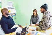 Moritz (Tijan Nije, r.) besucht mit Michelle (Franziska Benz) seinen Vater und ist erleichtert, dass Dans (Ricky Watson) Zusammenbruch keine ernsthaften Folgen hat.