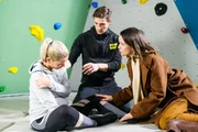 Deniz' (Igor Dolgatschew) Kompetenz wird von Jenny (Kaja Schmidt-Tychsen, r.) in Frage gestellt, weil sich Marie (Cheyenne Pahde) beim Bouldertraining verletzt hat.