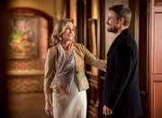 Moira Queen (Susanna Thompson) und Oliver Queen (Stephen Amell) Moira Queen (Susanna Thompson) und Oliver Queen (Stephen Amell)