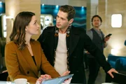 Deniz (Igor Dolgatschew, M.) nutzt die Gelegenheit und sagt Jenny (Kaja Schmidt-Tychsen) für den Abend ab.