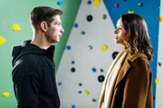 Deniz (Igor Dolgatschew) lässt Jenny (Kaja Schmidt-Tychsen) stehen.