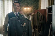 Arthur (Alexander Scheer) betrachtet seine Fliegeruniform vom ersten Weltkrieg.