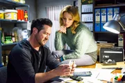 Marian (Sam Eisenstein) und Lena (Birte Glang) fragen sich, wer das Geld aus der Kasse genommen haben könnte.