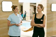Lena (Birte Glang, r.) ist aufgrund Steffis (Madeleine Krakor) Verdacht gegen Alexander verletzt und geht sie ungerecht an.