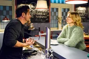 Lena (Birte Glang) spricht mit Marian (Sam Eisenstein) über das verschwundene Geld und schiebt den Gedanken, dass Alexander stehlen könnte, von sich.