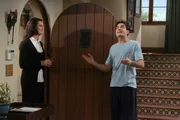 Charlie (Charlie Sheen, r.) will Danielle (Brooke Shields, l.) und Alan verkuppeln, damit Alan zu ihr zieht und er sein haus wieder für sich hat. Der Plan scheint zunächst aufzugehen ...