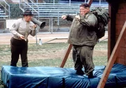 Gedrillt werden Sugar Daddy (Ron Lester, re.) und die Clique vom Ausbilder 'The Rock', dem Bruder von Ms. Glass (Diane Delano). Das Training ist sowohl physisch als psychisch knallhart...