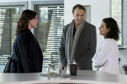 Die Zusammenarbeit von Leyla (Sanam Afrashteh, r.) und Dr. Stein (Bernhard Bettermann, M.) klappt wunderbar. Er kann ihr beim Gespräch mit Silas‘ Mutter Carla Bieder (Anne Weinknecht, l.) unterstützend zur Seite stehen. Die Zusammenarbeit von Leyla (Sanam Afrashteh, r.) und Dr. Stein (Bernhard Bettermann, M.) klappt wunderbar. Er kann ihr beim Gespräch mit Silas‘ Mutter Carla Bieder (Anne Weinknecht, l.) unterstützend zur Seite stehen.
