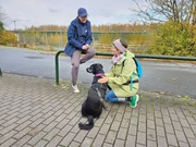 Trainerin Melle (l.) mit Britta und Bardino-Schäferhund-Mix Shoku.