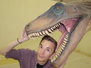 Eric mit einem Dinosaurier-Modell.