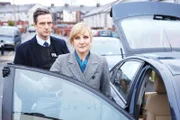 DS Andy Roper (Nicholas Gleaves, l.); DC Janet Scott (Lesley Sharp, r.)