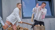 Jäcki (Luise von Finckh) und Lukas (Felix Kreutzer) haben Spaß.