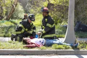 Die Feuerwehrleute leisten erste Hilfe: Barrett Doss als Victoria Hughes, Boris Kodjoe als Robert Sullivan