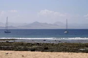 Mit ihren schwarzen Sandstränden strahlt die Kanareninsel Lanzarote eine geheimnisvolle, zuweilen sogar bedrohliche Aura aus.