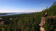 Traumrouten Amerikas Entlang der grossen Seen Grant Taibossigai am Bergabhang mit Blick auf Lake Huron