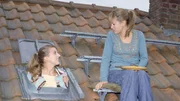 Claudia (Nora Binder, li.) hat fest gestellt, dass sie kein Blut sehen kann - dabei will sie doch Medizin studieren! Nun muss Alex (Wolke Hegenbarth) widerwillig ihre absurden Versuche, sich von ihrer Angst zu kurieren, unterstützen.