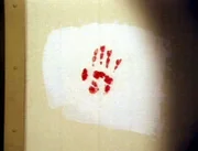 Der blutige Handabdruck von Simms ist immer noch zu sehen. Das Blut lässt sich nicht einmal mit Farbe überdecken...