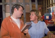 Nikola und Tim finden ein altes Buch im Keller und sind sich nicht ganz einig, wem "Der Schatz im Silbersee" eigentlich gehört.