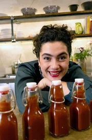 Köchin Lucie zeigt, wie einfach man Tomatenketchup selbst zubereiten kann.