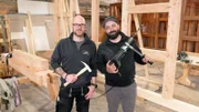 MDR FERNSEHEN DER JOBTESTER, "Dr. Emkus als Zimmerer", am Donnerstag um 19:50 Uhr. v.l.n.r.: Zimmerer Thomas Weber (links) und Dr. Emkus (Markus Hanschke) Ort: Zimmerei "Weber Holzbau" in Hartha (Sachsen)