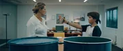 Sammy (Arthur Hermans) konfrontiert Patricia (Emilie De Roo) mit Infos auf dem Handy.