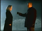 Beim Treffen mit dem Schattenmann (Terrance Quinn) erfährt Scully (Gillian Anderson), dass er sogar ihre intimsten Geheimnisse kennt.