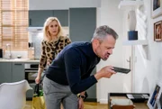 Erik (Sven Waasner, r.) beschließt zu Yvonnes (Tanja Lanäus, l.) Freude, sich professionelle Hilfe zu suchen, um seine Angst zu bekämpfen.